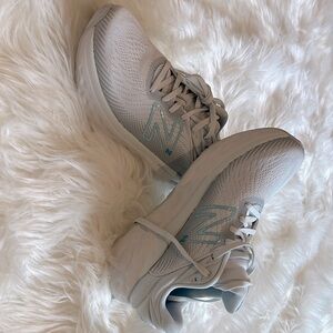 Women’s New Balance 8.5 white/grey sneakers